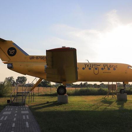 Yellow Plane Yurov Kültér fotó