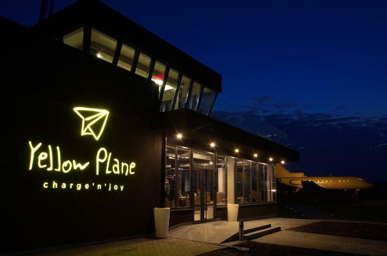 Yellow Plane Yurov Kültér fotó